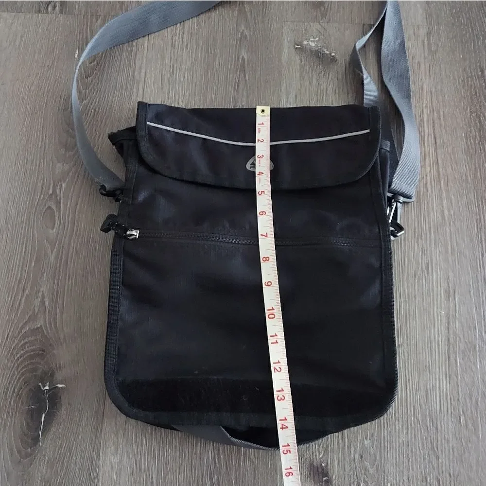 Vintage 00’s Nike ACG Messenger Bag